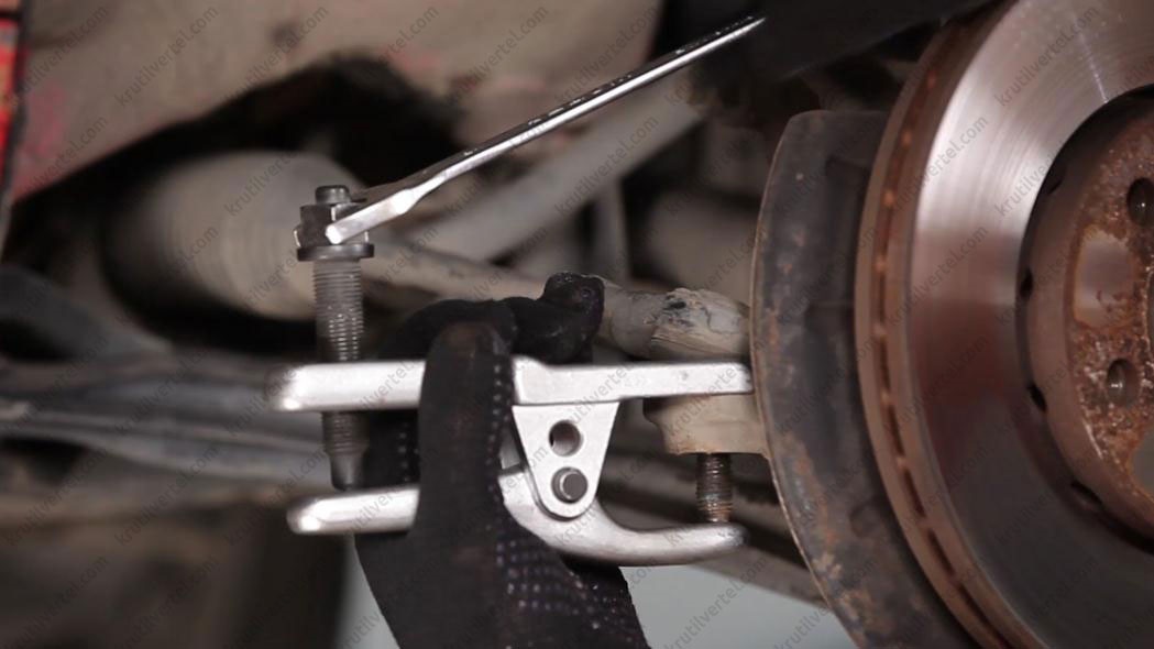 Как снять съемником рулевой наконечник Как снять съемником рулевой наконечник